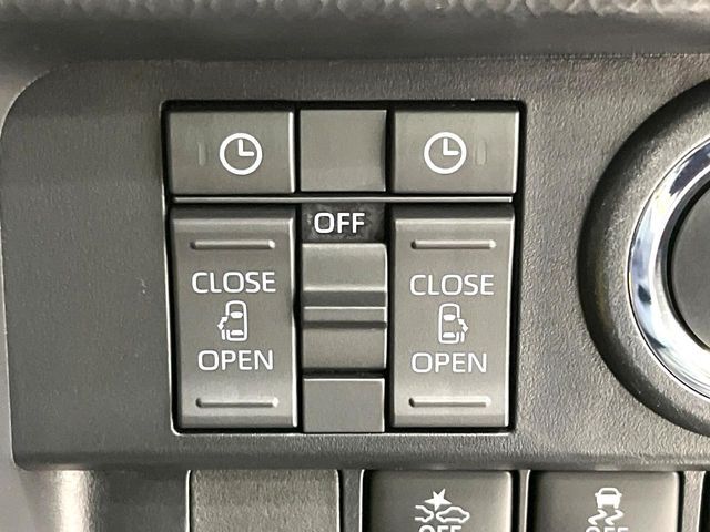 【両側パワースライドドア】スマートキーや運転席のスイッチで後席両側スライドドアの開閉が可能♪電動だから力を入れてドアを開ける必要が無く、小さなお子様でも簡単に開け閉めでき快適です♪