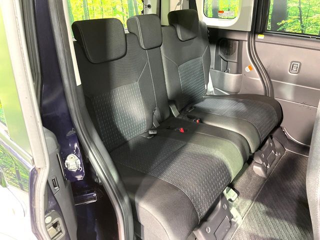 後部座席も気になるようなキズ・汚れやへたり等、大きなダメージはなく、良好な状態です。