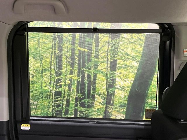 【ロールシェード】日差しや車外からの光が眩しいときにサッと引き出して使える、ロール格納タイプのサンシェードを装備。後席に乗ったお子様がウトウトしだした時など、ぜひご活用ください♪