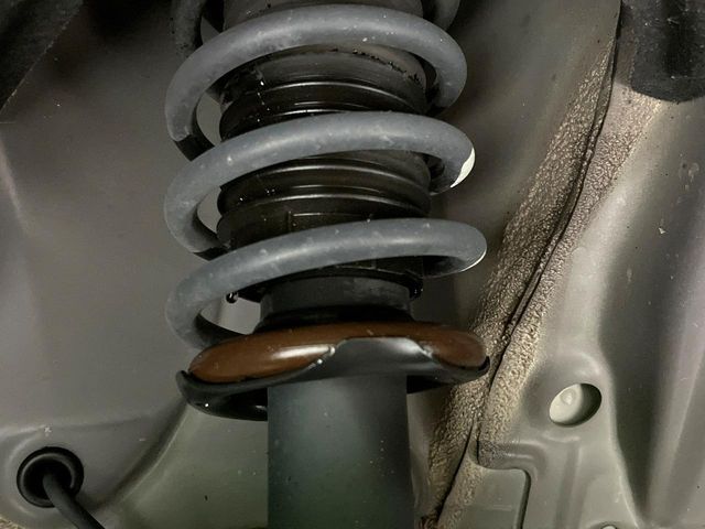 お車を安心してお乗りいただく為には、足回りの定期点検が欠かせません。サービスサポート（有償保証）では無料点検もご提供しており、安心のカーライフをお過ごしいただけるサポート体制が整っています。