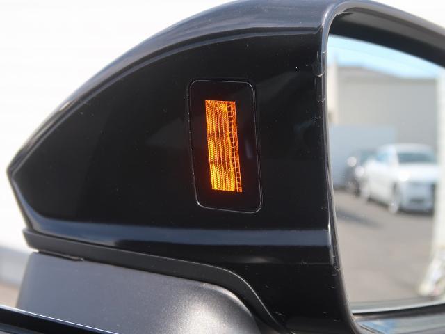 アウディサイドアシスト『後方の死角を並走する車両を検知しドアミラーの内側のLEDが点灯。ドライバーに注意を促し事故を未然に防ぐシステムです。』