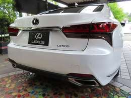 威風堂々！LEXUS社が持てる全ての知見を惜しみなく注ぎ込んだ最上級フラッグシップサルーン『LS』。鋭い走りを披露する『V6ツインターボ』搭載車です。鶏群一鶴の特別な存在として、他とは大きな一線を画す1台です。
