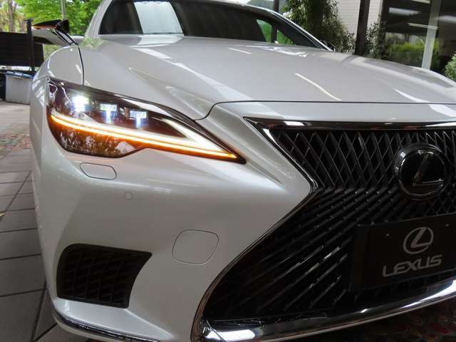 ■LEDフロントシーケンシャル・アニメーションターンシグナルランプ（流れるように美しく照射するLEXUS専用デザインウィンカー）
