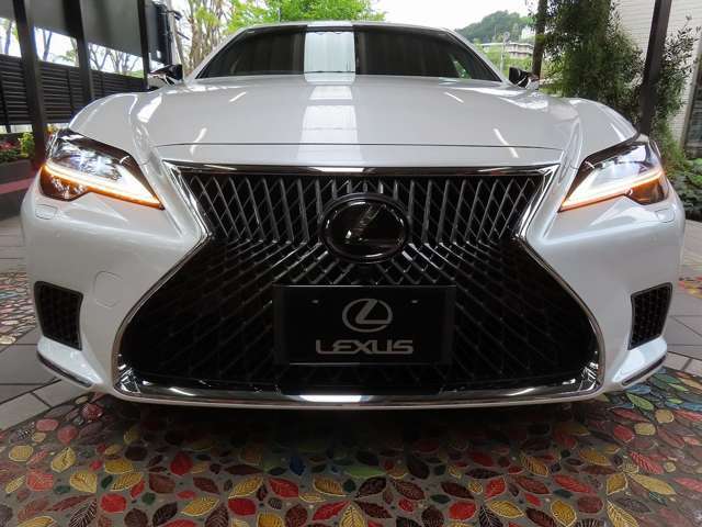 新型「LS」では、従来から定評を得るボディ剛性をさらに高めています。またドライバーの操舵に対する応答性を飛躍的に向上させています。走行中の排気管の振動を抑制して優れた静寂性をより一層のものとしています。