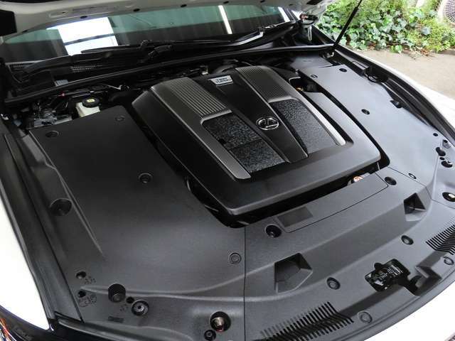 LEXUS愛好家の目線では、すでに定番感が否めない「HYBRIDモデル」より、孤高の存在感を日々高めていく『V6ツインターボモデル』は、快適なラグジュアリーカーでありつつ、高性能スポーツカーの性能を携えています。