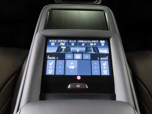 【後席マルチオペレーションタッチ液晶ディスプレイ】：各種オーディオをはじめ、全席独立エアコン、エアシート機能、リラクゼーション機能、電動サンシェードとLEDランプなどの操作を指先で直感的に行えます。