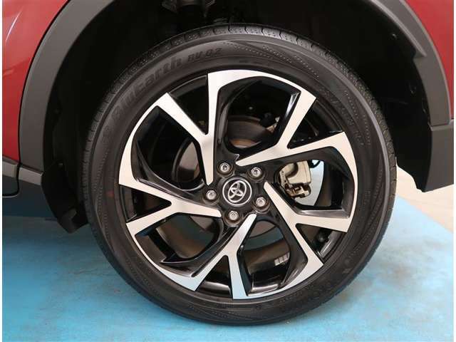 【タイヤ・ホイール】タイヤサイズ225/50R18の純正アルミホイールです。タイヤ溝は約7mmになります。