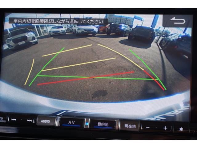 バックカメラの映した画像、ステアリング連動の走行予想ラインも表示され使いやすいです
