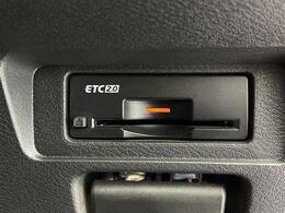 【ETC】有料道路を利用する際に料金所で停止することなく通過できる、ETC車載器（ノンストップ自動料金収受システム機器）が装備されています。セットアップを行うことで利用可能になります。