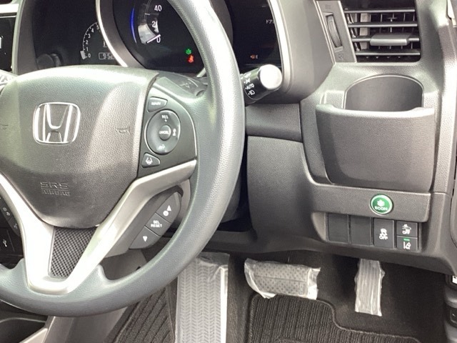 燃費を良くするECON、横滑りを防止するVSA等のスイッチは運転席の右側、手の届きやすい位置にあります。
