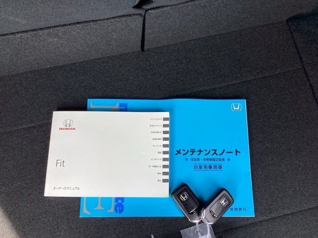 メンテナンスノート【整備記録簿】、取説も揃ってます。スマートキーはバッグなどにしまったままボタン操作でエンジンの始動・停止ができて大変便利です。