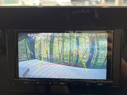 【バックカメラ】駐車時に後方がリアルタイム映像で確認できます。大型商業施設や立体駐車場での駐車時や、夜間のバック時に大活躍！運転スキルに関わらず、今や必須となった装備のひとつです！