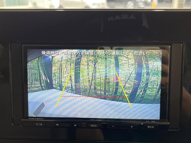 【バックカメラ】駐車時に後方がリアルタイム映像で確認できます。大型商業施設や立体駐車場での駐車時や、夜間のバック時に大活躍！運転スキルに関わらず、今や必須となった装備のひとつです！