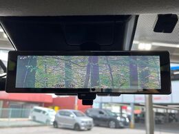 【インテリジェントルームミラー】後席の大きな荷物や同乗者で後方が確認しづらい時でも安心！カメラが撮影した車両後方の映像をルームミラー内に表示。クリアな視界で状況の確認が可能です！