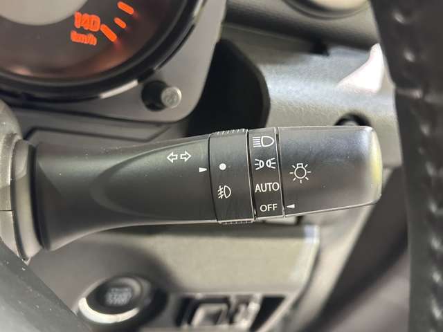 オートライト装備車両です。