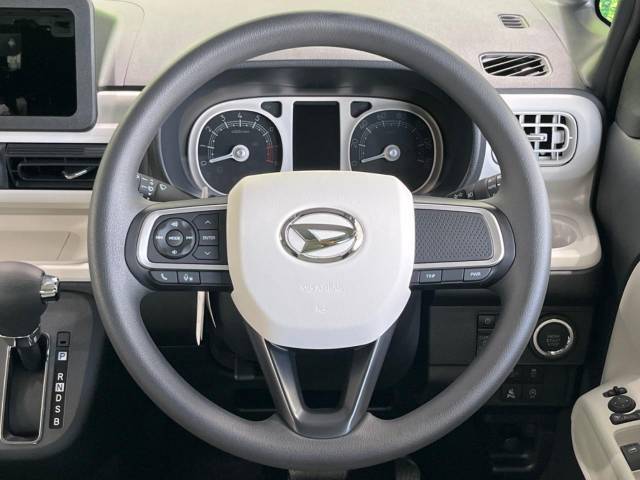 インテリアに合わせたデザインのステアリングは、運転される方のことも考え、運転しやすい形状、大きさです。是非一度、実際に触ってお確かめください。