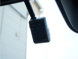 ◆ドライブレコーダー◆映像・音声などを記録する自動車用の装置です。　もしもの事故の際の記録はもちろん、旅行の際の思い出としてドライブの映像を楽しむことができます。