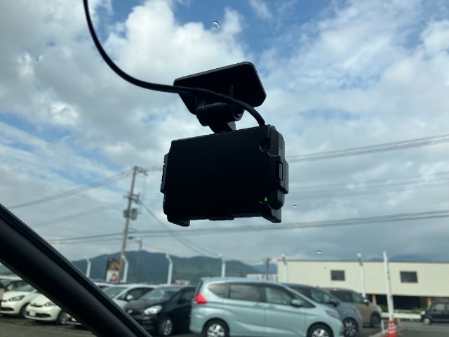 今や必須装備のドライブレコーダー、前方をしっかり録画します♪