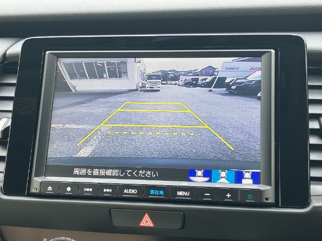 後退時に車両の後ろ側をモニター画面に表示します。車庫入れが苦手な人もこれで安心♪