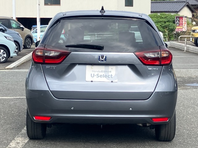 雨の日は中古車は選びにくいですよね。でも当店なら安心です。電話予約を頂ければ屋根下へ移動させて頂きます。雨でもじっくりご検討いただけます。