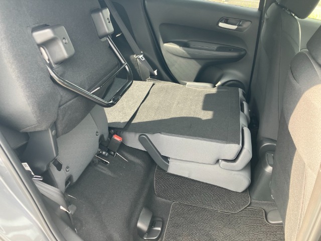 長いものや大きいものだけでなく、背の高いものも得意です！後席の座面を跳ね上げればセンタータンクレイアウトによって実現した床の低さを活かした収納空間が生まれます♪