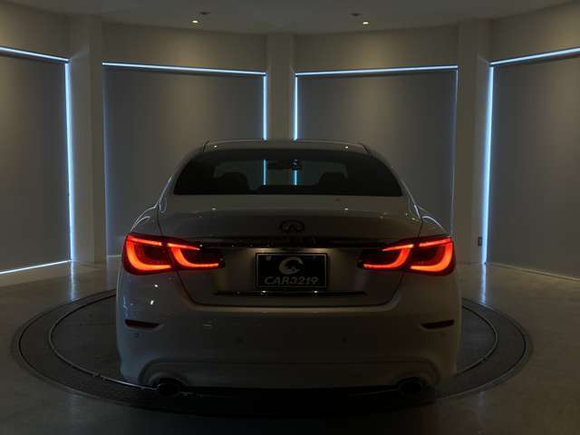 テールランプにLEDを採用し後続車にアピールします。