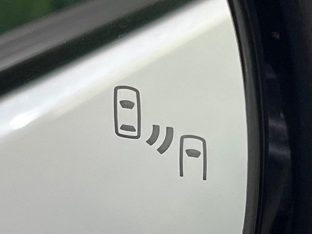 【ブラインドスポットモニター】走行中、ドアミラーの死角になりやすい箇所に後続車が接近するとサイドミラー付近に警告を表示、ドライバーに注意喚起をしてくれます。
