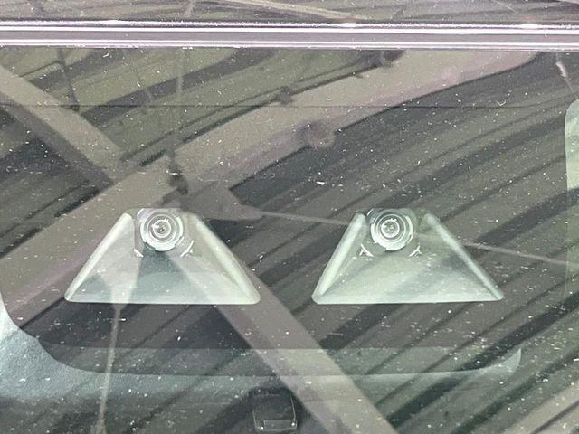 【スマートアシスト】走行中に前方の車両等を認識し、衝突しそうな時は警報とブレーキで衝突回避と被害軽減をアシスト。より安全にドライブをお楽しみいただけます。