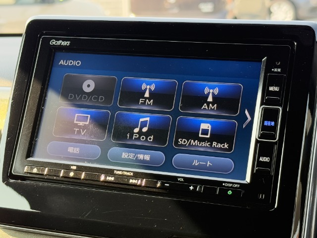 純正メモリーナビを装備しています！オーディオ機能も充実しています。
