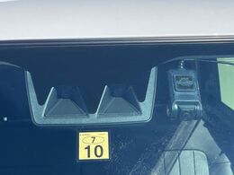 【スマートアシスト】走行中に前方の車両等を認識し、衝突しそうな時は警報とブレーキで衝突回避と被害軽減をアシスト。より安全にドライブをお楽しみいただけます。