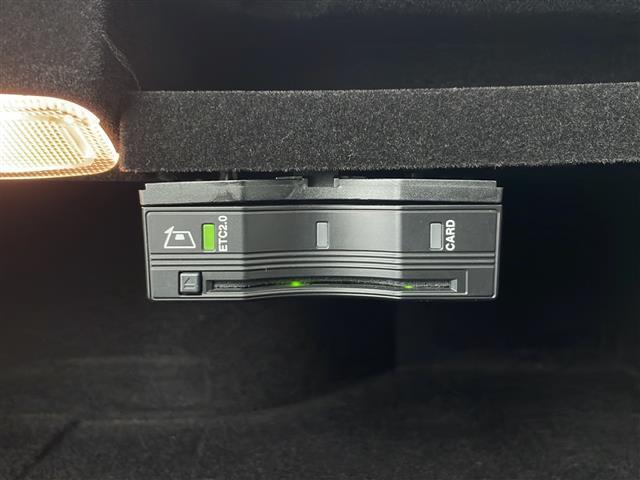 【ETC】有料道路を利用する際に料金所で停止することなく通過できる、ETC車載器（ノンストップ自動料金収受システム機器）が装備されています。セットアップを行うことで利用可能になります。