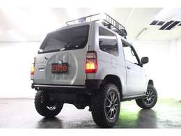 リフトアップ　社外15アルミ＆ブロックタイヤ　ルーフキャリア＆LED照明付き　MOMOステアリング　LEDヘッドライト＆フォグ　4WD　ターボ　社外CD　ブルートゥース　キーレス