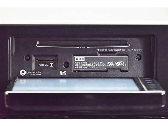 純正ナビを装備。タッチパネル式で使いやすく、お出かけもラクラクです。