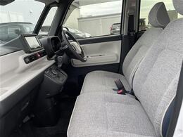 【助手席】きれいな助手席なので家族や友だちに乗ってもらっても安心です！新品のフロアマットのご注文も可能です。掲載箇所以外にご希望の写真がございましたらお気軽にお問い合わせ下さい。