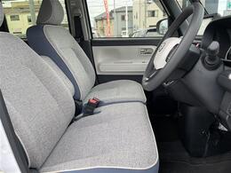 【運転席】座り心地が良いシートなので長時間の運転でも快適にお過ごしいただけます。新品のフロアマットのご注文も可能です。掲載箇所以外にご希望の写真がございましたらお気軽にお問い合わせ下さい。
