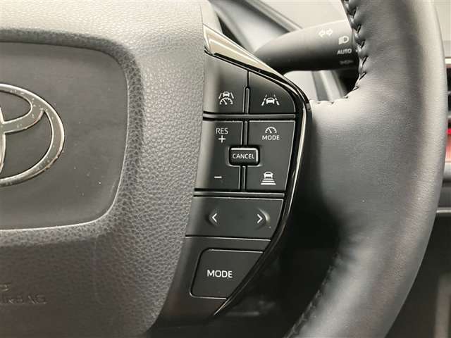 【レーダークルーズコントロール】アクセルペダルを踏まなくても、車間制御モードでは、先行車の車速変化に合わせた追従走行を行い、自動的に加速・減速・停止をします。