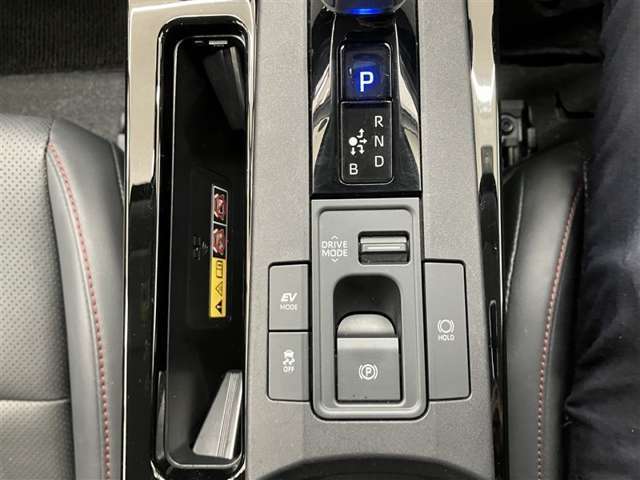 【電動パーキングブレーキ】オートモードのときは、シフトレバーの操作に応じてパーキングブレーキが自動で作動♪