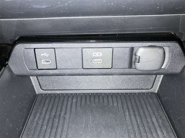 【アクセサリーソケット】12Vのカー用品等の電源供給が可能です。