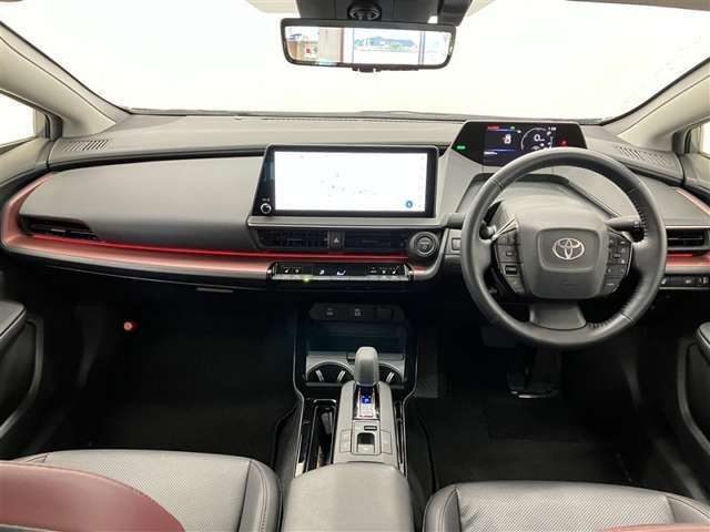 【まるまるクリーニング】内装工程では、中古車を気持ちよくお乗りいただけるよう清掃しております。シートの洗浄はもちろん、ニオイの元となるフロアカーペットまで洗浄・消臭を実施。