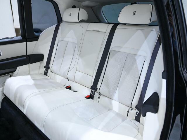 ラウンジシートと呼ばれる後部座席、Rolls Royce初となる背もたれの折り畳みタイプのお車です