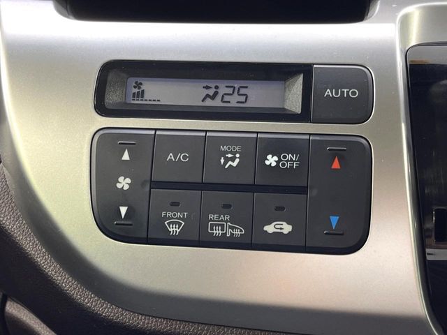 【オートエアコン】一度お好みの温度に設定すれば、車内の温度を検知し風量や温度を自動で調整。暑い…寒い…と何度もスイッチ操作をする必要はありません。快適な車内空間には必須の機能ですね♪