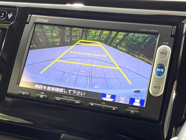 【バックカメラ】駐車時に後方がリアルタイム映像で確認できます。大型商業施設や立体駐車場での駐車時や、夜間のバック時に大活躍！運転スキルに関わらず、今や必須となった装備のひとつです！