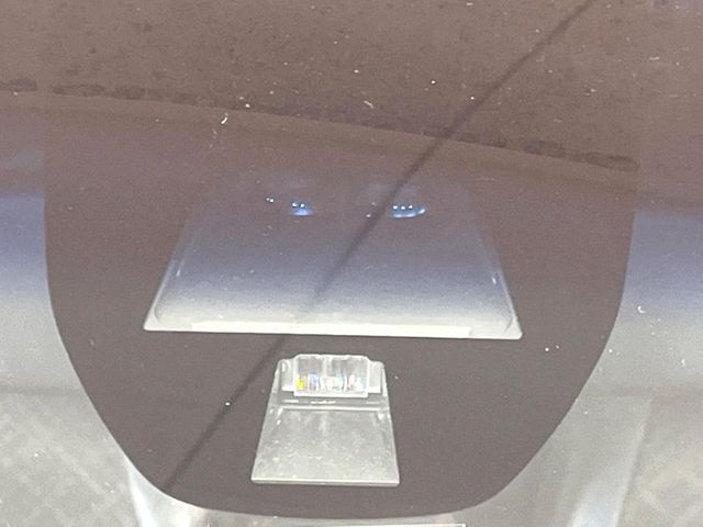 【シティブレーキアクティブシステム】低速走行中に前方の車両等を認識し、衝突しそうな時は警報とブレーキで衝突回避と被害軽減をアシスト。より安全にドライブをお楽しみいただけます。
