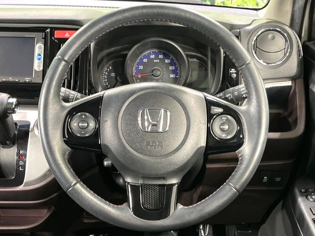 【ステアリングスイッチ】運転中、前方から目線をそらすことなく、オーディオ等の操作が可能な便利機能！安心＆快適なドライブを演出してくれます♪
