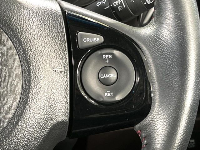 【クルーズコントロール】高速道路もラクラク走行。アクセルを離しても一定速度で走行ができ、長距離運転時の負担を軽減！加速・減速も簡単なスイッチ操作で調整できます。