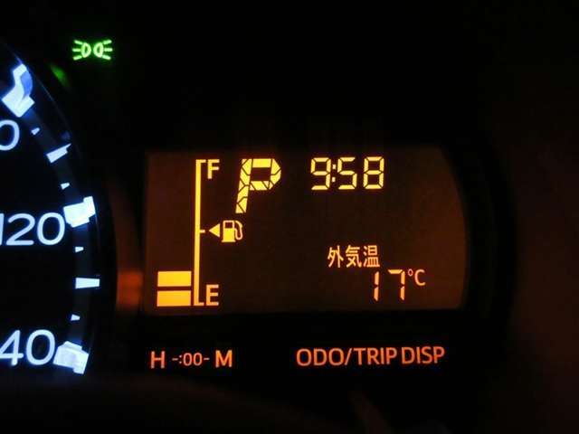 ディスプレイには、平均燃費、外気温、航続可能距離などの情報が表示されます。