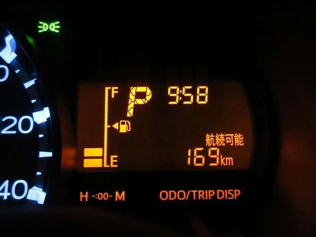 イグニッションONで鮮やかに発光するメーター。