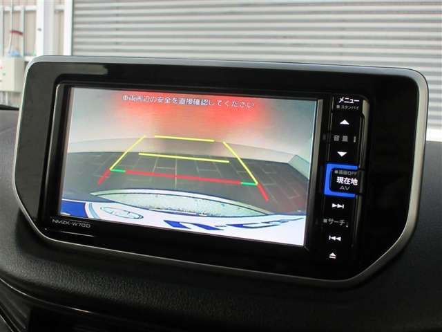 バックモニターで、駐車時に見えにくい後方をしっかり確認できます。