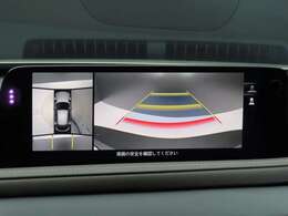 上空から俯瞰した映像で周囲の状況を確認出来る360°ビューモニターです。大柄な車体ですが、これで狭い駐車場でも安心ですね。また、隠れたお子様やいつの間にか置かれたカートも確認出来ますね。