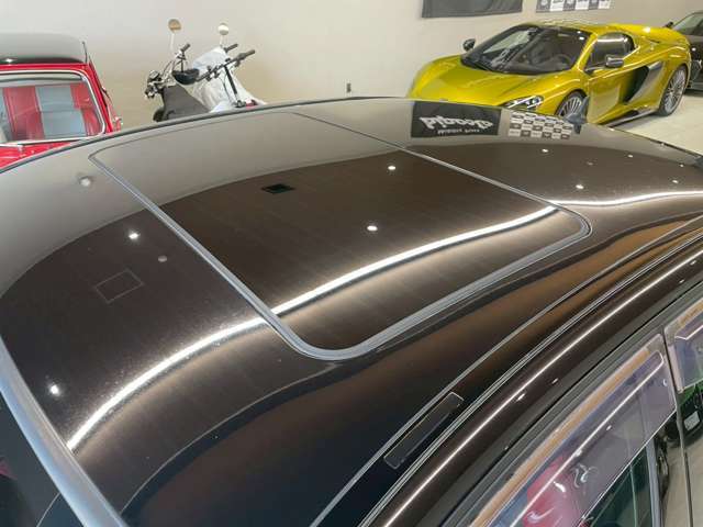 サンルーフが装備されており開放感と換気で快適なドライブを演出します！！